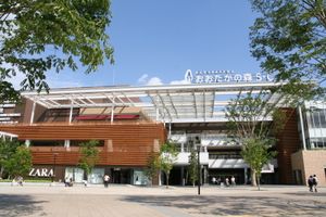 제1화에 등장하는 "나가레야마 오오타카노모리 S·C"의 모델인 나가레야마 오오타카노모리 S·C