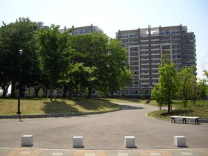 나가레야마 오타카노모리역 남쪽 출구 공원