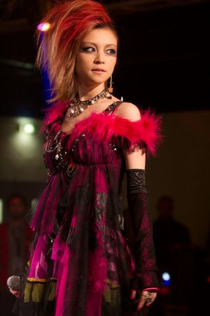 2009년 10월 31일 Chibi Japan Expo에서 Hangry & Angry로 공연하는 요시자와 히토미