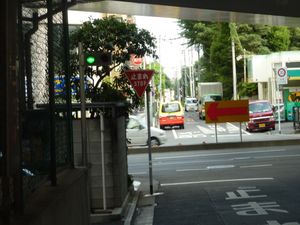 2020년 도쿄 올림픽 개최를 위해 영어 표기가 병기된 일시 정지 표지판 (사이타마 슈퍼 아레나, 기타요노역 부근. 교차하는 도로는 동서 대로)