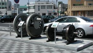 2013년 4월, 서쪽 출구 앞 기념물