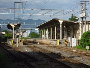 동쪽에서 바라본 역의 전경, 왼쪽에는 폐쇄된 화물 루프가 보인다, 2011년 6월