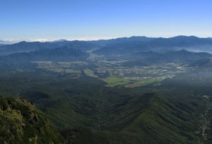 서쪽 야츠가타케에서 본 미나미마키 촌의 시역(거의 전역)