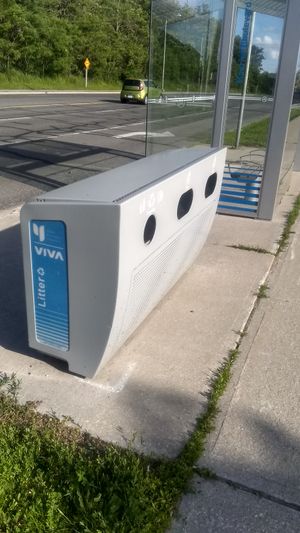 토론토 북쪽 요크 지역의 시골 버스 정류장에 설치된 쓰레기통