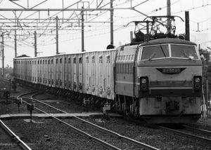 EF66 20이 견인하는 레사 10000계 화물열차(1985년 니와세역)