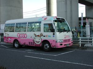 서쪽 출구에 정차해 있는, 도다시 커뮤니티 버스 "toco" 미사사 순환 차량