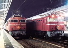 왼쪽: EF81 84호기가 견인하는 특급 '유쓰루 5호'오른쪽: EF81 90호기가 견인하는 특급 '유쓰루 3호'(1985년/우에노역)