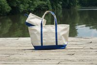 L.L.Bean의 보트 백(보트 & 토트)과 매우 흡사한 디자인의 CB Station의 보트 토트. 보트류를 탈 때의 사용을 의식한 디자인.