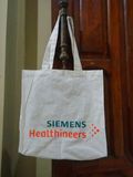조직의 선전에 사용되는 토트백. 이것은 지멘스(SIEMENS)의 로고가 프린트된 것.