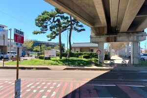 산조 성 터와 고가 하부에 정비된 보도(2021년 9월)