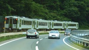 국도 283호선과 나란히 달리는 키하 100형 (2008년 8월)