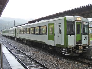 키하 110계 3량 편성으로 운행되는 쾌속 열차 「하마유리」(2006년 10월, 토노역)