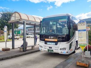 하쿠바역에 정차 중인 오이토선 증편 버스 (하쿠바 교통, 2024년 10월)