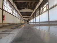 소지사의 복도에서 진행되는 쓰루미 사고의 물 공양. 평행하는 흙 바닥(사진 왼쪽)에 두 줄의 물이 뿌려져 있다.