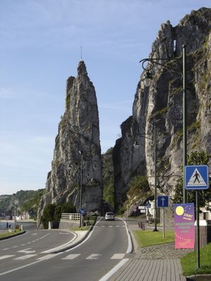 디낭의 로셰 바야르. 뫼즈강 우안에 위치해 있다. 전설에 따르면 마법의 말이 이 바위 꼭대기에서 강 건너편으로 뛰어넘어 샤를마뉴를 피해 도망가는 아몽의 네 아들들을 태웠다고 한다.