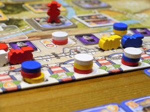 색각 이상자도 쉽게 구분할 수 있도록 보드 게임 말의 색상을 신중하게 선택해야 한다.