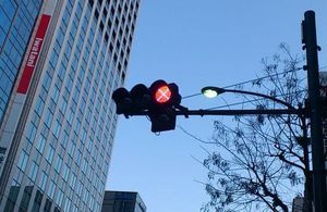 2012년 도쿄도 시바 우체국 앞 교차로에 시험 설치된 유니버설 디자인 신호등. 빨간 신호에 분홍색 X 표시가 추가되어 있다.