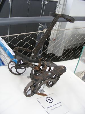 초기의 롤러스케이트 형태로 추정되는 유물