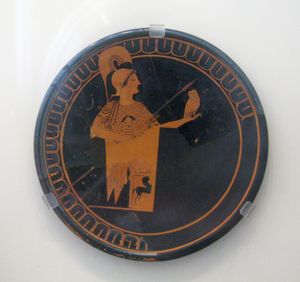 뱀으로 장식된 고르곤 아이기스를 착용한 아테나; 올토스가 제작한 접시, 뮌헨, 국립 고대 미술관 F2313 (기원전 525~475년경)