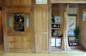 다케토미섬의 전통적인 고 민가 내부. 다다미방의 위치에 따라 "제일 좌석", "두 번째 좌석", "세 번째 좌석"으로 순위를 정하고, 손님은 상위의 좌석으로 안내하는 습관이 있다.