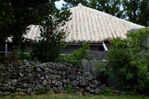 취락에는 비교적 많은 류큐 기와 민가가 남아 있다.