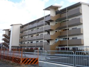 주민들이 이주를 시작했을 때의 첫 번째 새 아파트 건물 (2018년 1월 2일)