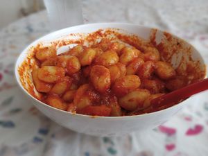 천천히 끓인 빨간 소스의 뇨키