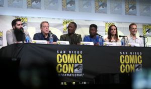 2016년 샌디에이고 코믹콘에서 영화 홍보를 위해 모인 콩: 스컬 아일랜드의 출연진과 감독