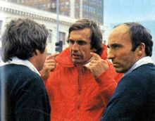 패트릭 헤드(왼쪽)와 드라이버 카를로스 로이테만(가운데)과 대화 중인 프랭크(오른쪽) (1981년 3월)