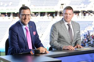 톰 겔레르터와 케빈 맥클로스키는 구단의 텔레비전 및 라디오 방송 해설을 맡고 있다.