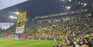 콜럼버스 크루의 서포터 구역인 노르데케가 2023년 MLS컵 경기 전 Lower.com Field에서 펼치는 티포