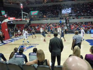 2014년 2월 25일 SMU 대 코네티컷 경기. 여자 농구 최다 관중 기록.