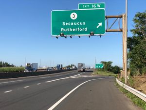 I-95, 뉴저지 턴파이크 서부 지선이 이스트 러더퍼드 남쪽으로 향하고 있다.