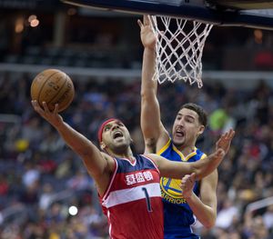 2016년 워싱턴 위저즈와의 경기에서 자레드 더들리의 슛을 블록하는 톰프슨