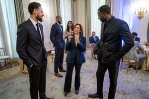 톰프슨은 4번째 NBA 챔피언십 우승 후 백악관에 방문했다.