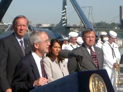 조지 퍼타키, USS 뉴욕에서, 2002년 9월 7일 (뒷줄, 왼쪽)