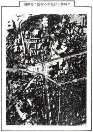 1928년, 경성부(京城府)는 시청 앞마당을 오늘날 서울광장이 있는 지리적 도시 중심(都心)으로 지정했다.