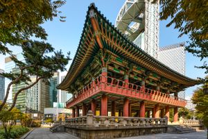 오늘날 종로1가 사거리 동남쪽에 있는 종각은 조선 시대 운종가와 광통교가 만나는 상업 중심지였다.