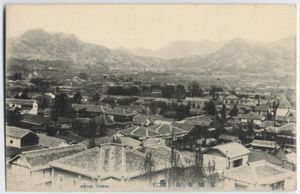 1904년 무렵 윌러드 디커맨 스트레이트가 촬영한 경성시가(京城市街)의 경관. 인왕산과 북악산 사이로 뻗은 옛 서울 도심의 경관이 나타나 있다.