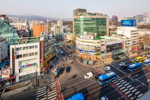 종로3가 사거리에서 바라본 종로귀금속거리의 모습. 사진 가운데 놓인 고층건물은 옛 단성사를 쇼핑센터로 재개발한 '단성골드주얼리센터'다.