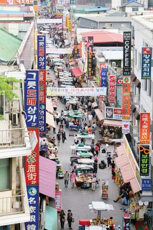 2014년 남대문시장 중앙로의 모습. 의류 뿐만 아니라 그릇, 안경 등 잡화를 취급하는 상점의 비중이 상당함을 관찰할 수 있다.