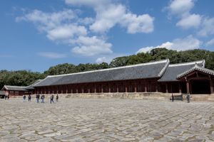 종묘는 석굴암·불국사 및 해인사 장경판전과 더불어 1995년 대한민국 최초로 지정된 유네스코 세계문화유산이다.