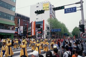 1999년 종묘대제 어가행렬이 피카디리극장 앞 종로3가를 지나는 모습