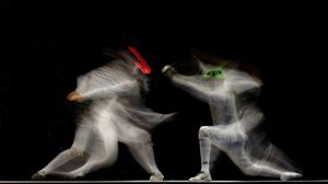 임보든(왼쪽)이 2013년 8월 12일 헝가리 부다페스트의 시마 홀에서 열린 2013년 세계 펜싱 선수권 대회 남자 플뢰레 단체전 결승에서 이탈리아의 안드레아 카사라(오른쪽)를 상대로 펜싱을 하고 있다.