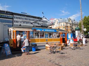 투르쿠 마켓 광장의 투르쿠에 있는 트램 모양의 아이스크림 키오스크