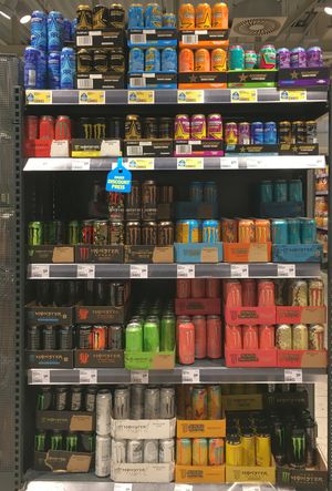 독일 슈퍼마켓의 몬스터 에너지 다양한 맛. 상단에 경쟁사 락스타 캔이 보인다.