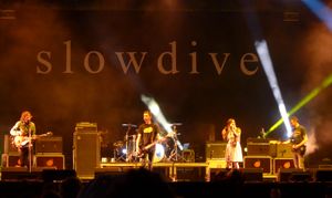 새롭게 재결합한 슬로우다이브가 2014년 프리마베라 사운드에서 공연