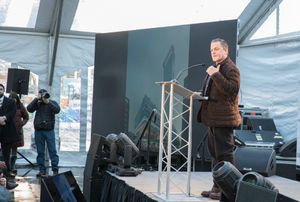 2017년 허드슨 디트로이트 개발 기공식에서 연설하는 길버트