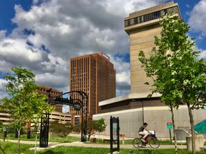 오하이오 및 이리 운하 견인로 트레일이 애크런 시내를 통과한다.