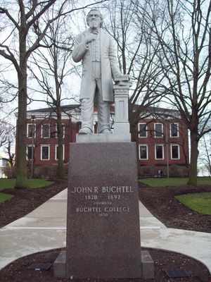 존 R. 벅텔이 벅텔 홀 앞에서